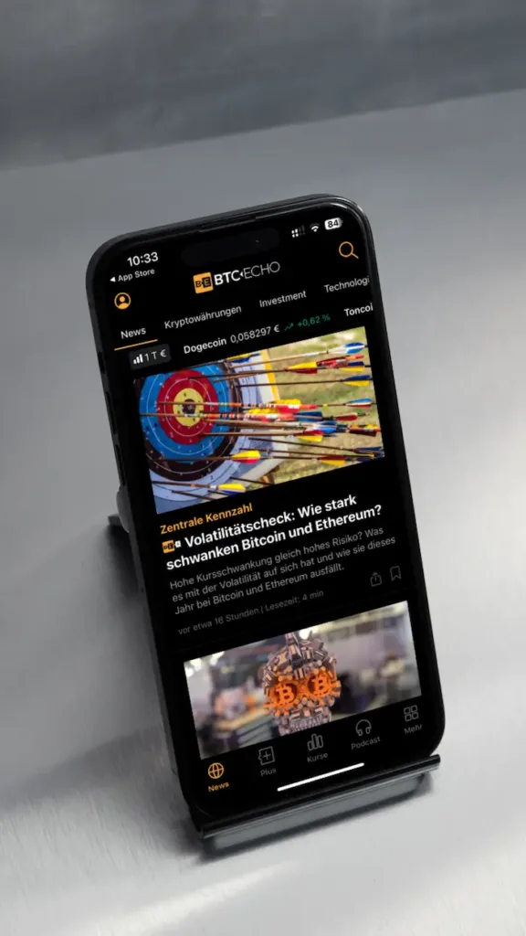 Ein iPhone mit der News App von BTC-Echo